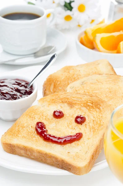 Tostadas con una sonrisa de mermelada, café, zumo de naranja y naranja fresca — Foto de Stock