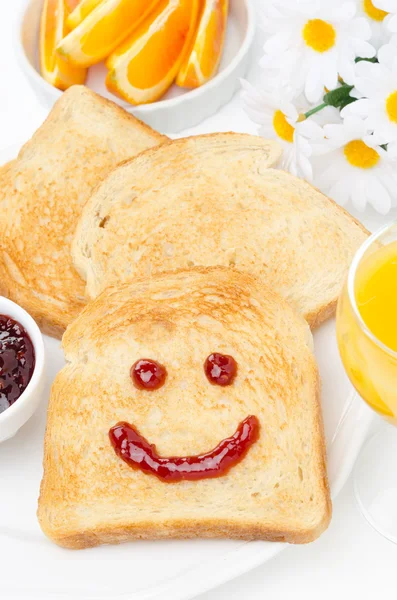 Toast avec un sourire de confiture, café, jus d'orange et orange fraîche — Photo