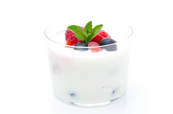 Joghurt mit verschiedenen frischen Beeren und Minze im Glasbecher — Stockfoto