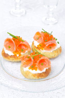 meze - patates topuz ile Somon, kırmızı havyar tuzlu.