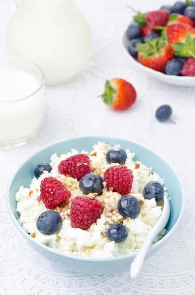 Bowl of cottage cheese with berries, honey, nuts — Stock Photo, Image