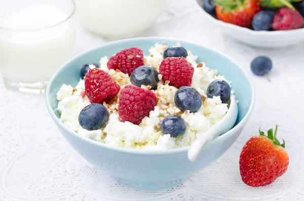 Bowl of cottage cheese with berries, honey and nuts — Stock Photo, Image