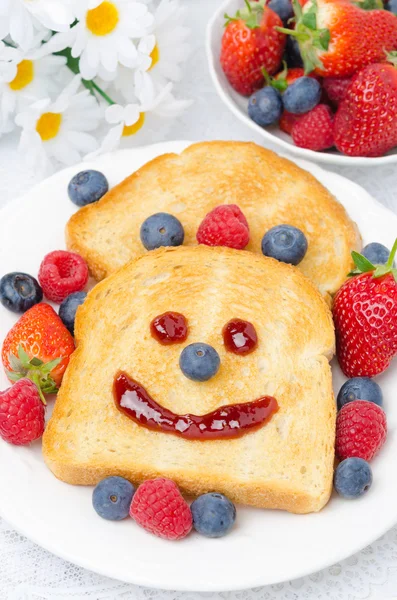 Frühstück mit einem lächelnden Toast und frischen Beeren — Stockfoto