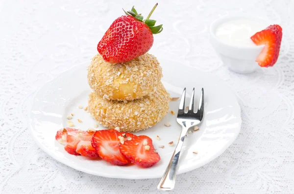 Cheese pancakes with fresh strawberries and yogurt — Stock Photo, Image