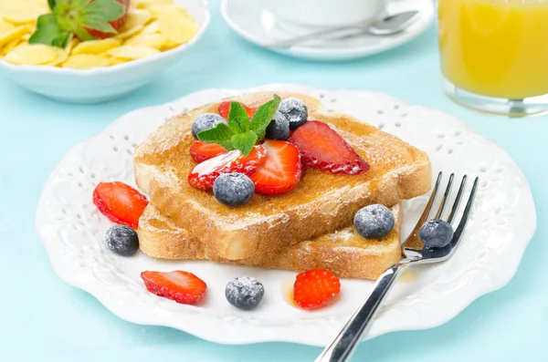 Renyah roti panggang dengan madu, berry segar, secangkir kopi — Stok Foto