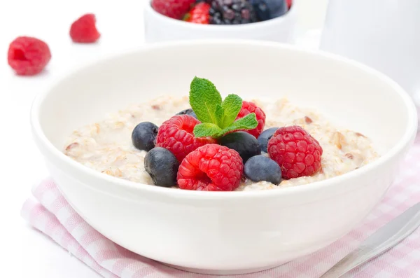 Desayuno saludable - harina de avena con bayas frescas aisladas en blanco —  Fotos de Stock