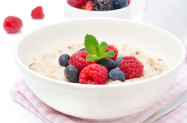 Healthy breakfast - oatmeal with fresh berries isolated on white — Stock Photo, Image