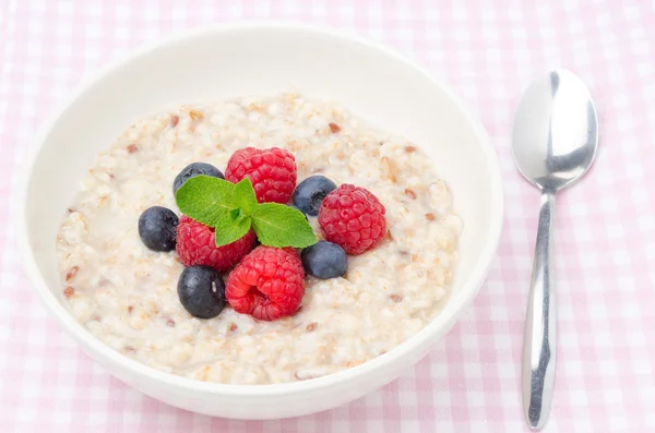Healthy breakfast - oatmeal with fresh berries, top view — Stock Photo, Image