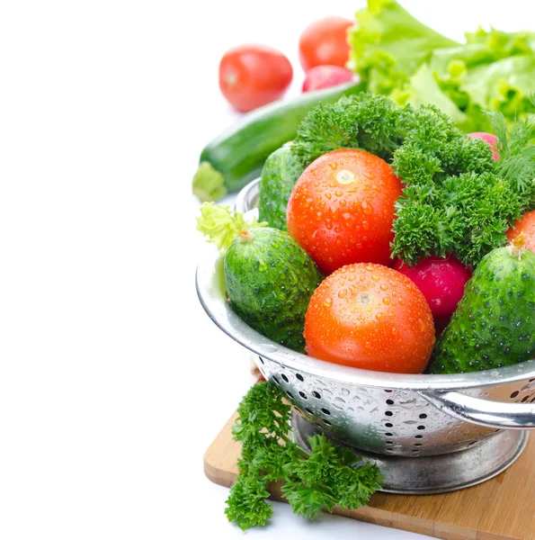 Frisches Gemüse und Kräuter im Metallsieb, isoliert — Stockfoto
