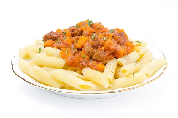 Penne pasta con salsa de carne de res, tomate y calabaza en un plato —  Fotos de Stock