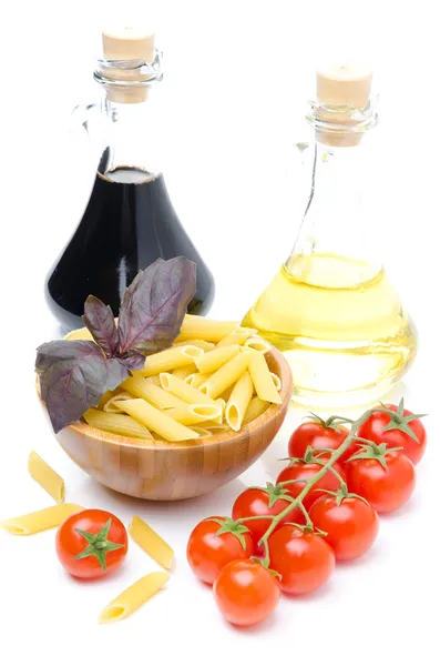 Penne pasta, свежие помидоры, оливковое масло и бальзамическое масло — стоковое фото