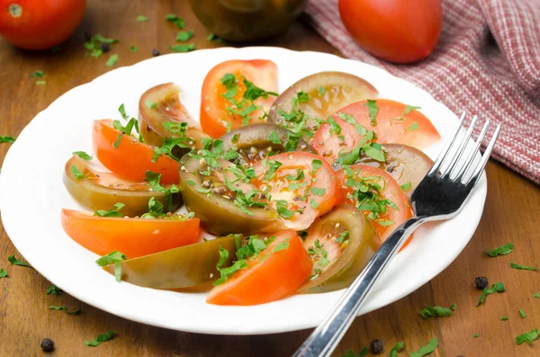 Salad of two varieties of tomatoes with fresh parsley horizontal — Stock Photo, Image