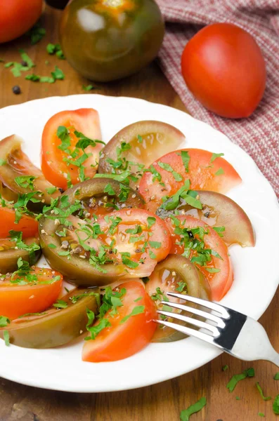 Salad of two varieties of tomatoes with fresh parsley — Stock Photo, Image