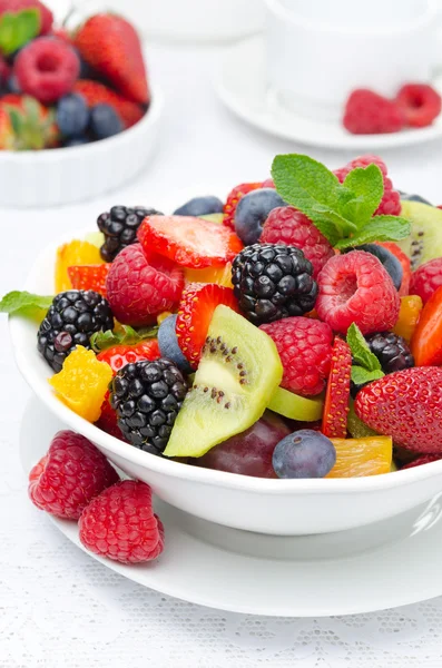 A friss gyümölcsök és bogyók egy fehér tál saláta — Stock Fotó