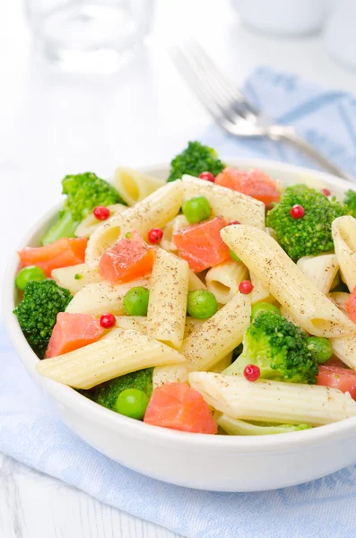 Salad with pasta, smoked salmon, broccoli and green peas closeup — Stock Photo, Image