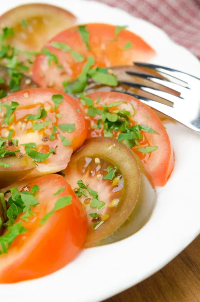 Insalata di due varietà di pomodori con prezzemolo fresco — Foto Stock