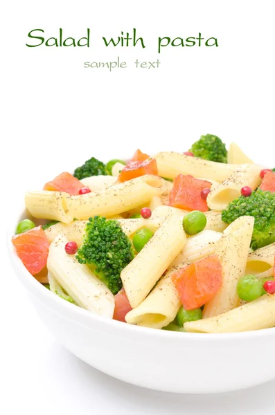 Salad with pasta, smoked salmon, broccoli and green peas — Stock Photo, Image