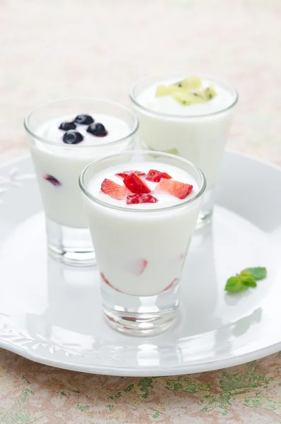 Tre yoghurt med frukt i en glasbägare vertikala — 图库照片