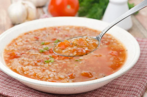 Löffel Tomatensuppe mit Buchweizen — Stockfoto