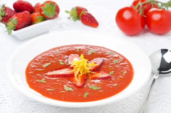 Tomato and strawberry gazpacho, fresh berries and tomatoes — Stock Photo, Image