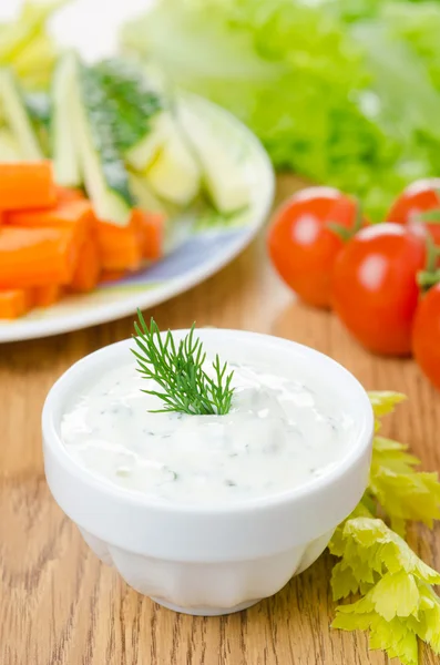 Yoghurt sauce with herbs to assorted fresh vegetables close-up — Stock Photo, Image