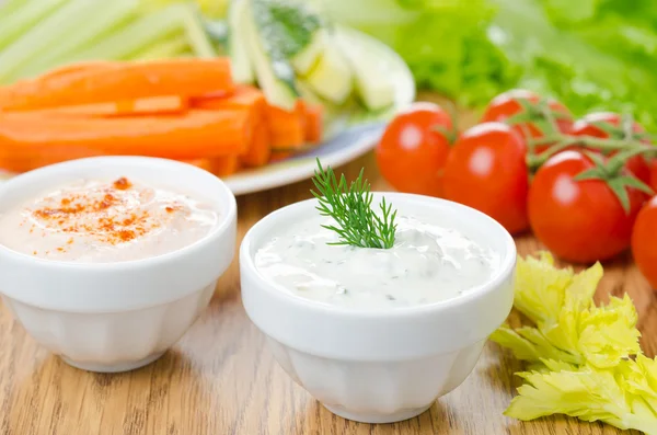 Yoghurtsaus met kruiden, saus met zongedroogde tomaten — Stockfoto