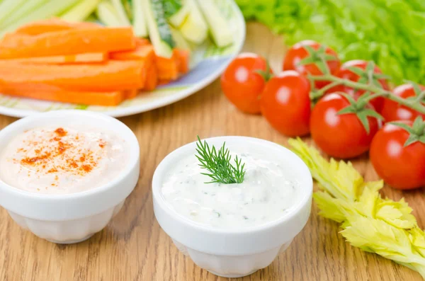 Joghurtsoße mit Kräutern, Soße mit sonnengetrockneten Tomaten — Stockfoto