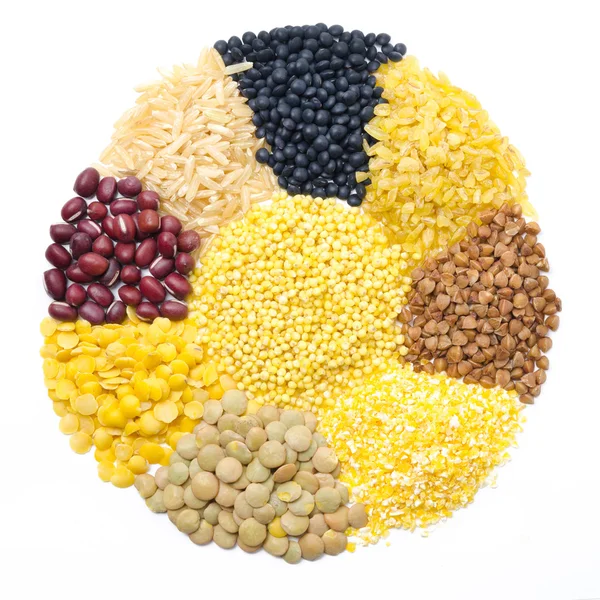Geassorteerde granen en peulvruchten in vorm van een cirkel geïsoleerd — Stockfoto