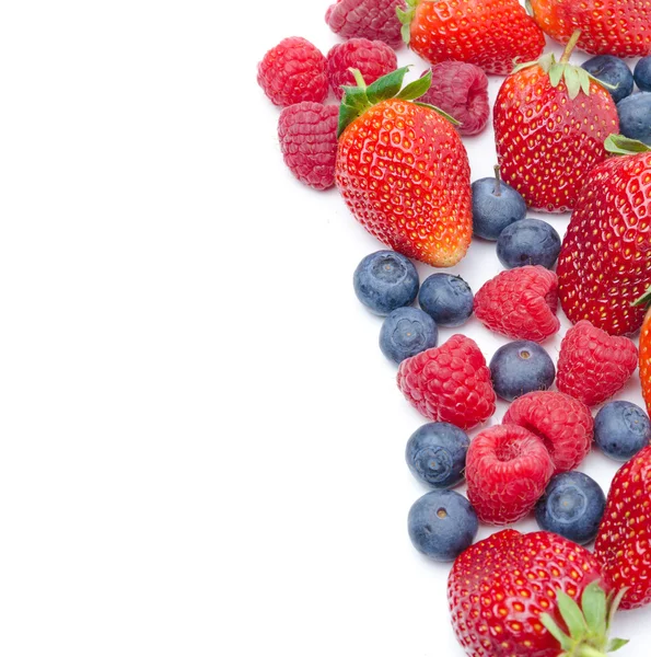 Sortierte frische Beeren isoliert auf weißem Hintergrund — Stockfoto