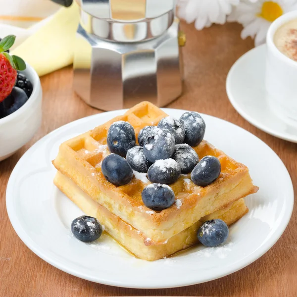 Waffles belgas com mirtilos no café da manhã — Fotografia de Stock