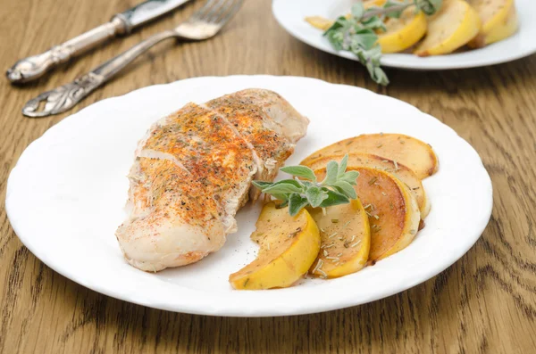 Pollo al horno y membrillo salteado con primer plano de romero —  Fotos de Stock