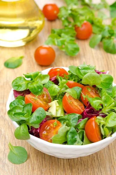 Salade fraîche et tomates cerises dans un bol blanc — Photo