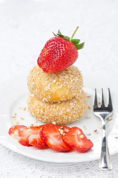 Cheese pancakes with fresh strawberries on a plate vertical — Stock Photo, Image