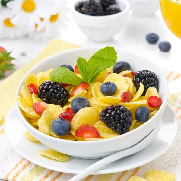 Cornflakes with fresh berries for breakfast — Stock Photo, Image