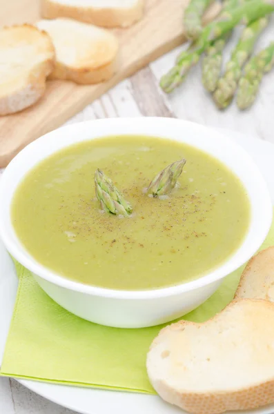 Sopa de crema de espárragos y guisantes verdes vertical — Foto de Stock