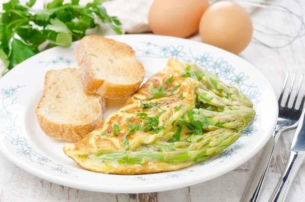 Omelete com espargos e torradas — Fotografia de Stock