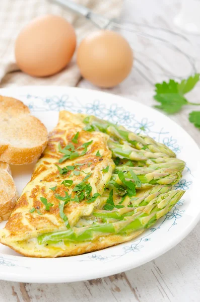 Omelette aux asperges et herbes fraîches, verticale — Photo