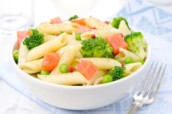 Salad with pasta, smoked salmon, broccoli and green peas — Stock Photo, Image