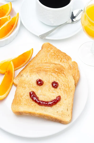 Torrada com um sorriso de geléia, suco de laranja, laranjas frescas, café — Fotografia de Stock