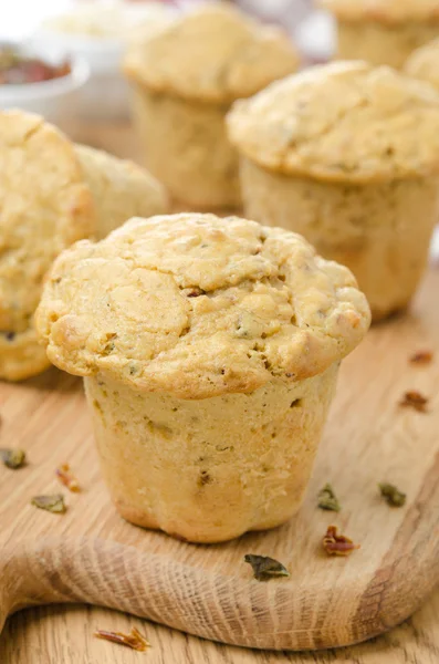 Mellanmål muffins med torkad paprika och lök på en planka — Stockfoto