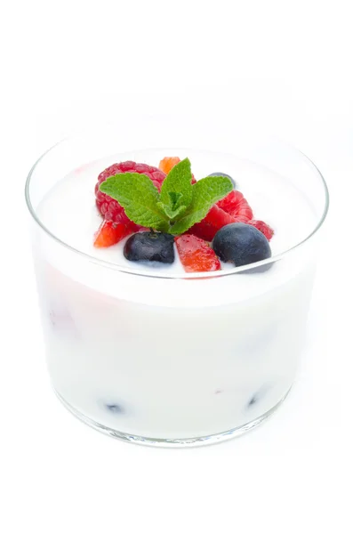 Yogurt with different fresh berries in a glass beaker isolated — Stock Photo, Image