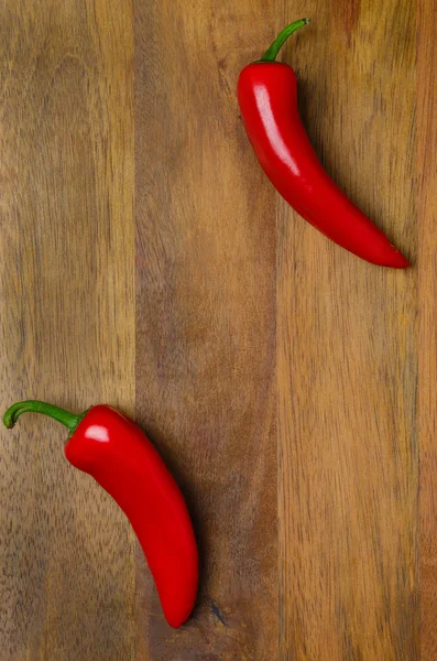 Sfondo in legno con peperoncino rosso piccante — Foto Stock