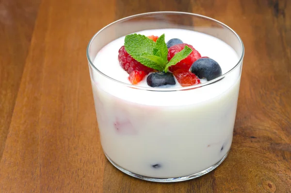 Joghurt mit verschiedenen Beeren und Minze im Glasbecher — Stockfoto