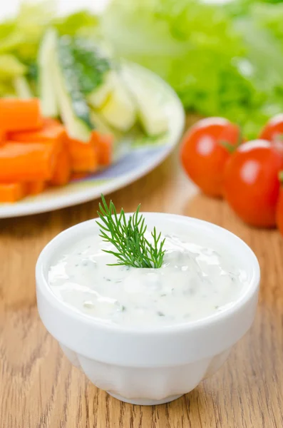 Yoghurt sauce with herbs to assorted fresh vegetables — Stock Photo, Image