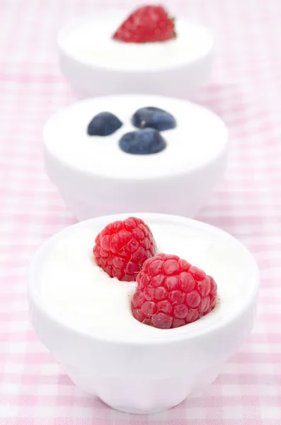 Joghurt mit verschiedenen frischen Beeren in Schalen — Stockfoto