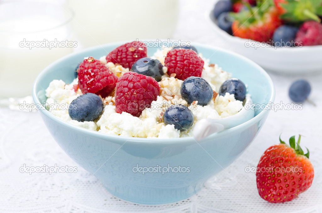 Bowl of cottage cheese with berries, honey and nuts — Stock Photo