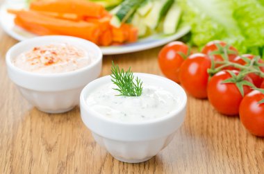 yoğurt soslu otlar ile kurutulmuş domates sosu