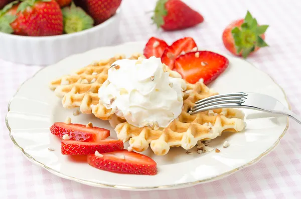 Belgian waffles with fresh strawberries and whipped cream — Stock Photo, Image