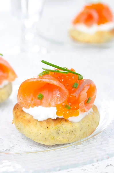 Aperitivo - pão de batata com salmão salgado, caviar vermelho — Fotografia de Stock
