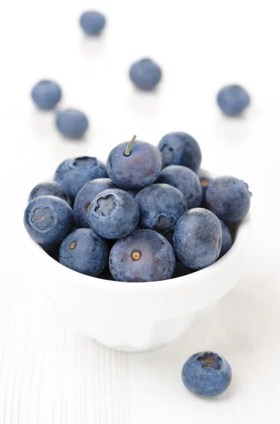Fresh blueberries in a white bowl, close-up — Stock Photo, Image